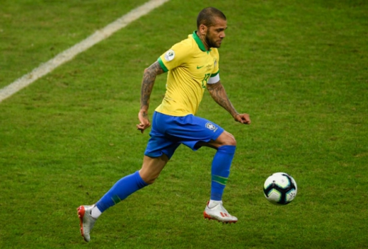 DANIEL ALVES - Teve erros na marcação, mas chegou a assustar em finalização no primeiro tempo. Multicampeão pela Seleção (onde teve como seu mais recente título justamente uma Copa América, a de 2019), o lateral-direito atuava no Barcelona na Copa de 2014. Após defender Juventus e PSG, está atualmente no São Paulo. Tite chegou a convocá-lo para a Copa América deste ano, mas uma lesão o impediu de ser chamado Posteriormente, o técnico André Jardine o convocou para a Olimpíada de Tóquio, que será disputada a partir do fim de julho.