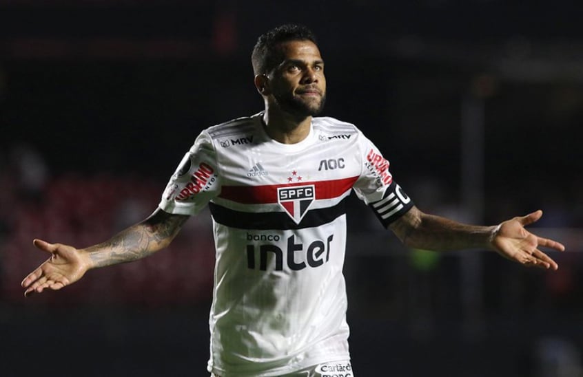 Daniel Alves, do São Paulo, soma 11 jogos e quatro gols, uma média de 0,4. Tem 2.1 finalizações por partida e duas grandes chances perdidas.