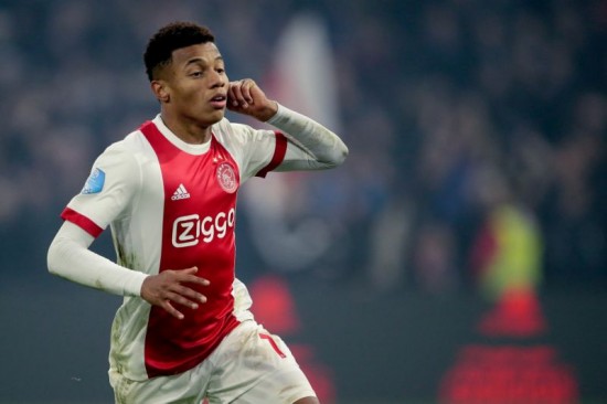 ESQUENTOU - O São Paulo monitora a situação do atacante David Neres, que pode estar de saída do Ajax-HOL. Isso porque, caso o jogador seja negociado, o Tricolor terá direito a até 5% do valor da negociação, pelo mecanismo de solidariedade da Fifa, já que ele foi formado nas categorias de base do clube. No entanto, ainda não há propostas concretas para a saída do atacante. Segundo o 'Transfermarkt', site especializado em transferências, David Neres é avaliado em 27 milhões de euros (cerca de 165 milhões de reais). Caso surja uma oferta nesse valor, o São Paulo embolsaria aproximadamente R$ 8,25 milhões pela negociação.