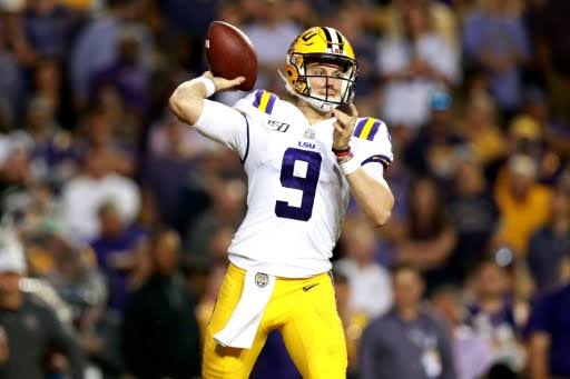 Draft 1 - Cincinnati Bengals: Joe Burrow (QB, LSU) -  Qualquer primeira escolha do Bengals - lanterna da NFL na temporada passada - que não seja o campeão de futebol universitário da temporada Joe Burrow será a zebra do século. Burrow, após um primeiro ano universitário em que deixou a desejar em Ohio, foi para o Tigers e arrasou, com 5.600 jardas e 60 touchdowns (recordes) e o troféu Heisman (MVP). Tudo indica que será astro de primeira grandeza na NFL.