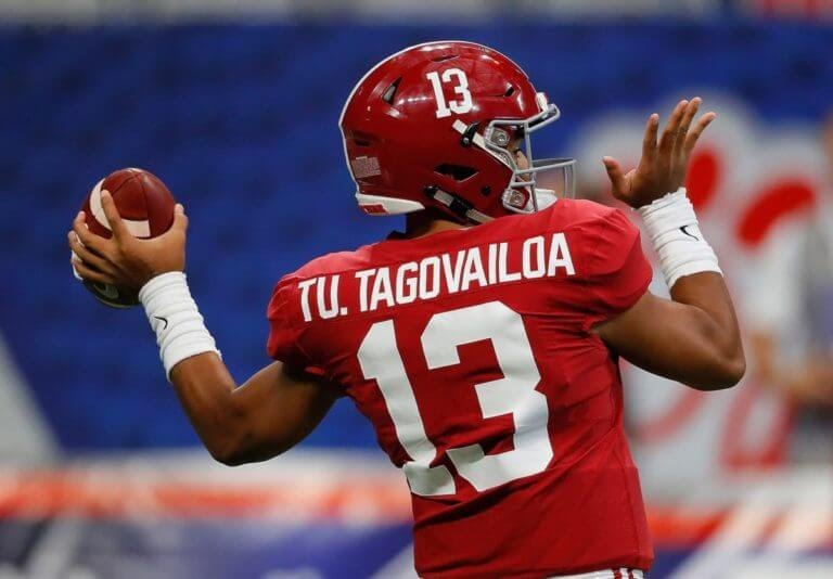  - Draft 5 - Miami Dolphins: Tua Tagovailoa (QB Alabama) -   Tagovailoa só não foi melhor do que Burrow. e lesiona muito, mas é extra-classe. Logo, se um time precisa de um quarterback e a opção Burrow está descartada, já que este será o Draft 1, não tem para onde: Tagovailoa é o cara. E o Miami , quinto a escolher, é o destino provável