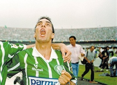 No ano seguinte, ele se irritou com um cinegrafista equatoriano após a derrota do Palmeiras para o Nacional, por 1 a 0. Edmundo bateu boca ainda em campo com o profissional e acabou chutando sua câmera. Ele chegou a ter prisão decretada, mas foi liberado dias depois.