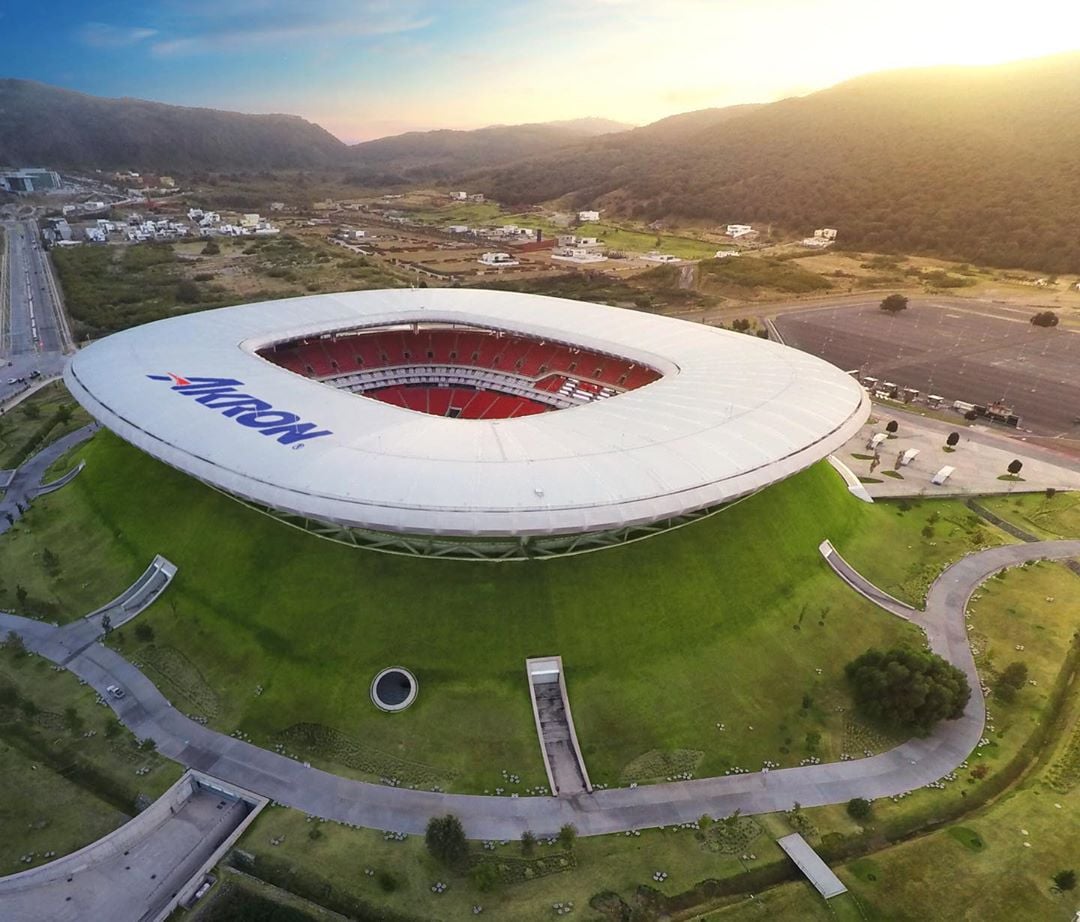 A casa do Chivas Guadalajara, do México, é o Estádio Omnilife. A fachada é toda coberta por grama, e o estádio parece um vulcão.