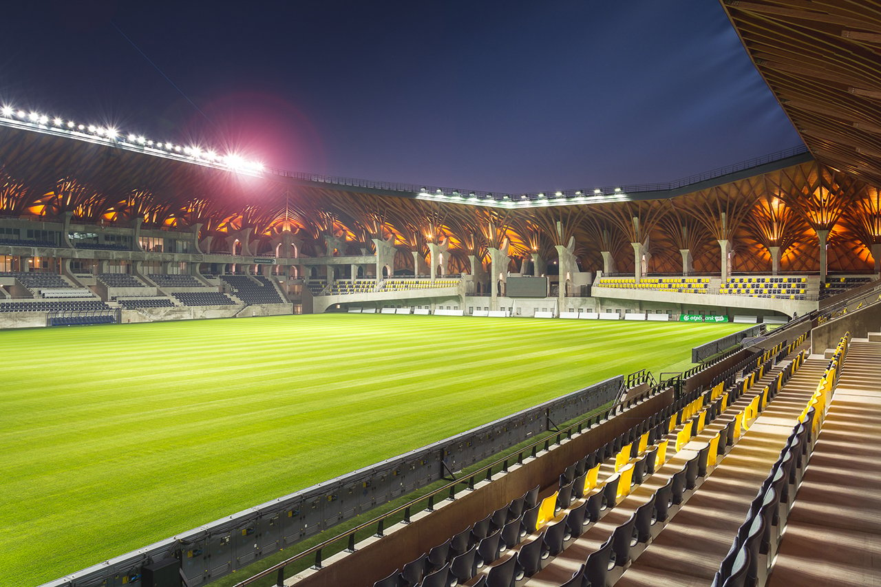 O Pancho Arena, na Hungria, tem capacidade para apenas 3.400 pessoas. Sua estrutura é toda de madeira. 
