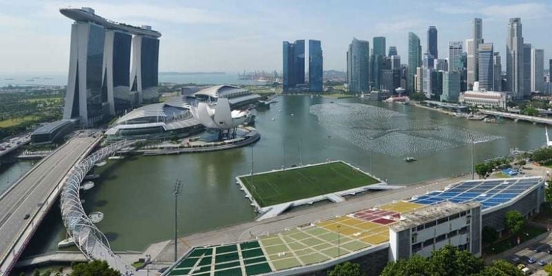 Estádio no meio da água? É isso mesmo. Em Singapura, o Estádio Flutuante Marina Bay tem capacidade para 30 mil pessoas. As arquibancadas, no entanto, estão em terra firme.