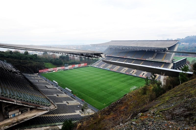 O Estádio Municipal de Braga, em Portugal, também é conhecido como Estádio da Pedreira. A explicação é lógica, já que atrás de um dos gols não há arquibancada, mas sim uma gigante pedreira.
