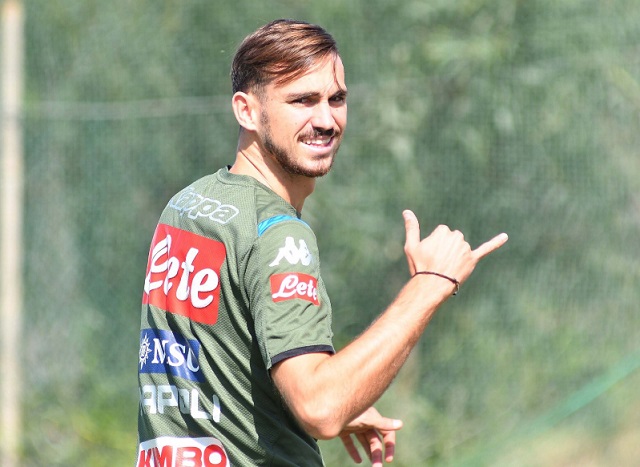 ESQUENTOU - O meio-campista Fabián Ruiz, do Napoli, voltou a ser alvo do Atlético de Madrid, que pode fazer uma proposta pelo atleta em breve. O jornal "La Gazzetta dello Sport" informou que Fabián Ruiz gostaria de voltar ao seu país. Outro ponto abordado pelo periódico é que o treinador Diego Simeone tem certeza que o atleta encaixaria bem no Atléti.