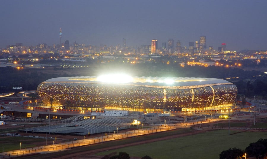 Palco da final da Copa do Mundo de 2010, o Soccer City tem espaços vazios em sua fechada. A intenção era uma alusão às panelas de barro sul-africanas.