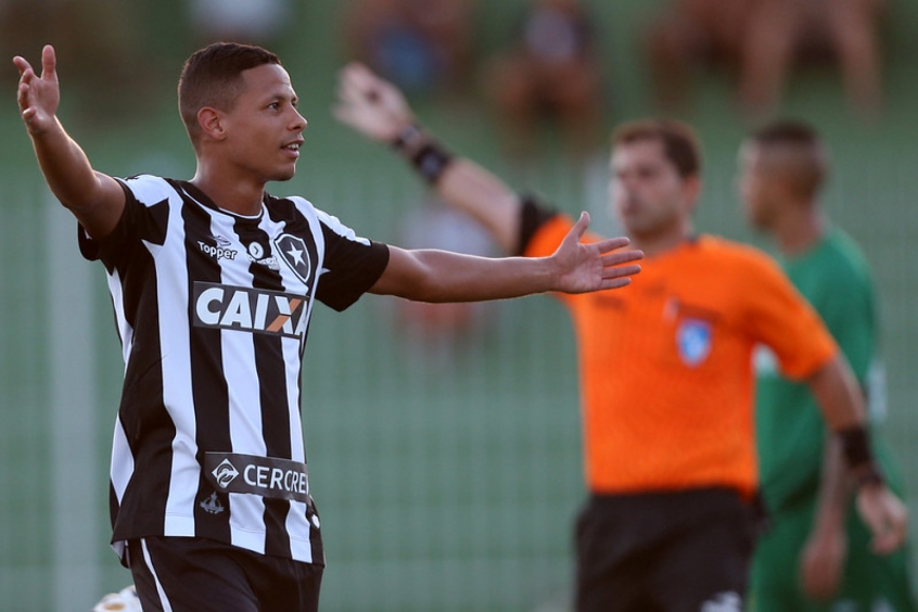 FRIO - Fernandes não faz mais parte do elenco do Botafogo. O contrato do jogador de 25 anos com o Alvinegro se encerrou na última quinta-feira e a diretoria optou por não renovar o vínculo. Logo depois, o meio-campista publicou uma mensagem de despedida em seu perfil no Instagram.