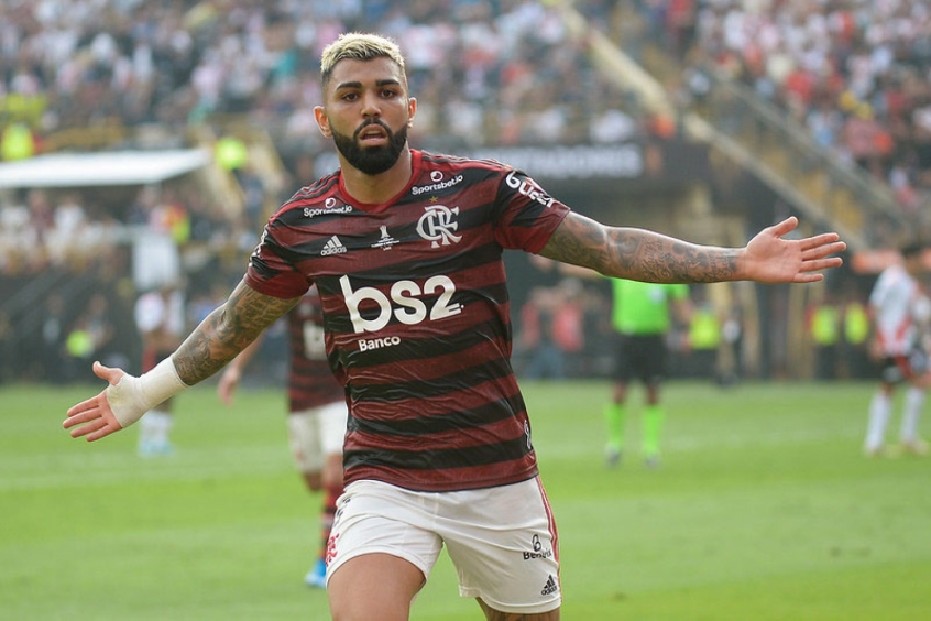 Gabigol (2020) - Após um ano de empréstimo que terminou com o título da Libertadores, o Flamengo desembolsou R$ 97 milhões para contratar Gabigol em definitivo. O atacante seguiu sendo o principal goleador da equipe e foi herói no título do Brasileirão de 2020. Com grande identificação com o clube, ele se tornou um dos maiores ídolos da história rubro-negra.