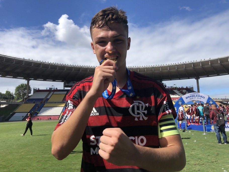 Gabriel Noga - 7,5  - A sua estreia pelos profissionais ocorreu justamente em um duelo de líderes pela Libertadores. Não é pouca coisa... Como não foi pouca coisa o que jogou Noga. Consistente e bem posicionado, passou no teste de fogo com folga. 