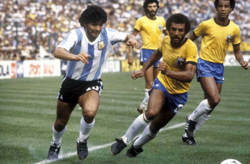 Uma das vitórias mais emblemáticas do Brasil foi em 1982, quando as duas seleções voltaram a se enfrentar em Copa do Mundo. Na ocasião, o Brasil derrotou a Argentina por 3x1, com gols de Zico, Serginho Chulapa e Júnior.