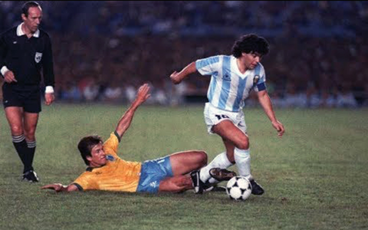 A Copa América de 1989 foi disputada no Brasil. A partida entre Brasil e Argentina foi disputada nas fases finais da competição, no dia 12 de julho, no Maracanã. A Seleção venceu com gols de Romário e uma pintura de Bebeto.
