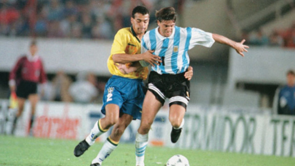 A Copa América de 1995, disputada no Uruguai, teve um Brasil x Argentina nas quartas de final. A partida terminou no tempo regulamentar em 2 a 2, com Túlio Maravilha marcando um gol de mão. Nos pênaltis, a Seleção venceu por 4 a 2.