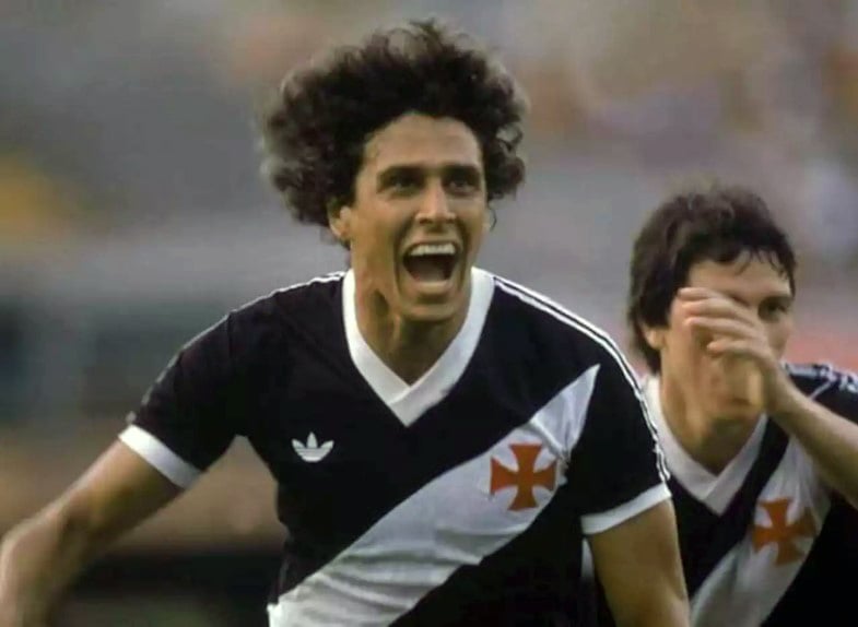 Maior ídolo da história do Vasco, Roberto Dinamite teve uma rápida passagem pelo Barcelona, em 1980. Quando retornou ao Maracanã, ainda no mesmo ano, brilhou marcando 5 gols na goleada por 5 a 2 sobre o Corinthians. 