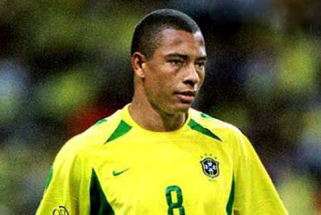 GILBERTO SILVA - O volante se aposentou em 2013 no Atlético-MG. Estava no Arsenal em 2004. Trabalhou em diversas áreas do futebol, como diretor de futebol do Panathinaikos, da Grécia, e consultor do Arsenal. É embaixador do clube inglês e da Fifa.