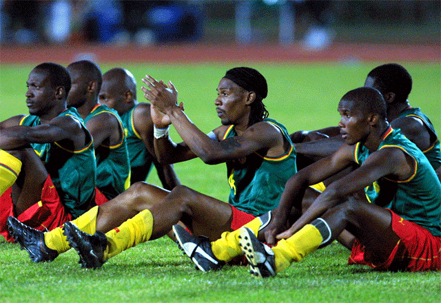 6- CAMARÕES 2002: O uniforme camaronês de 2002 foi uma inovação em vários sentidos. A Puma, marca fornecedora de equipamentos esportivos do país à época, resolveu inovar e criou uma camiseta regata para a seleção de Camarões. 