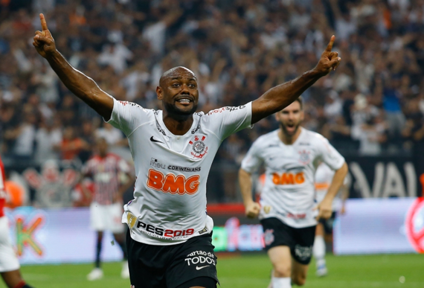 Vagner Love - Corinthians 2 x 1 São Paulo - 2019 - A decisão do Paulistão caminhava para os pênaltis quando Vagner Love recebeu de Sornoza e bateu de primeira, marcando o gol do título do Timão na Arena. 