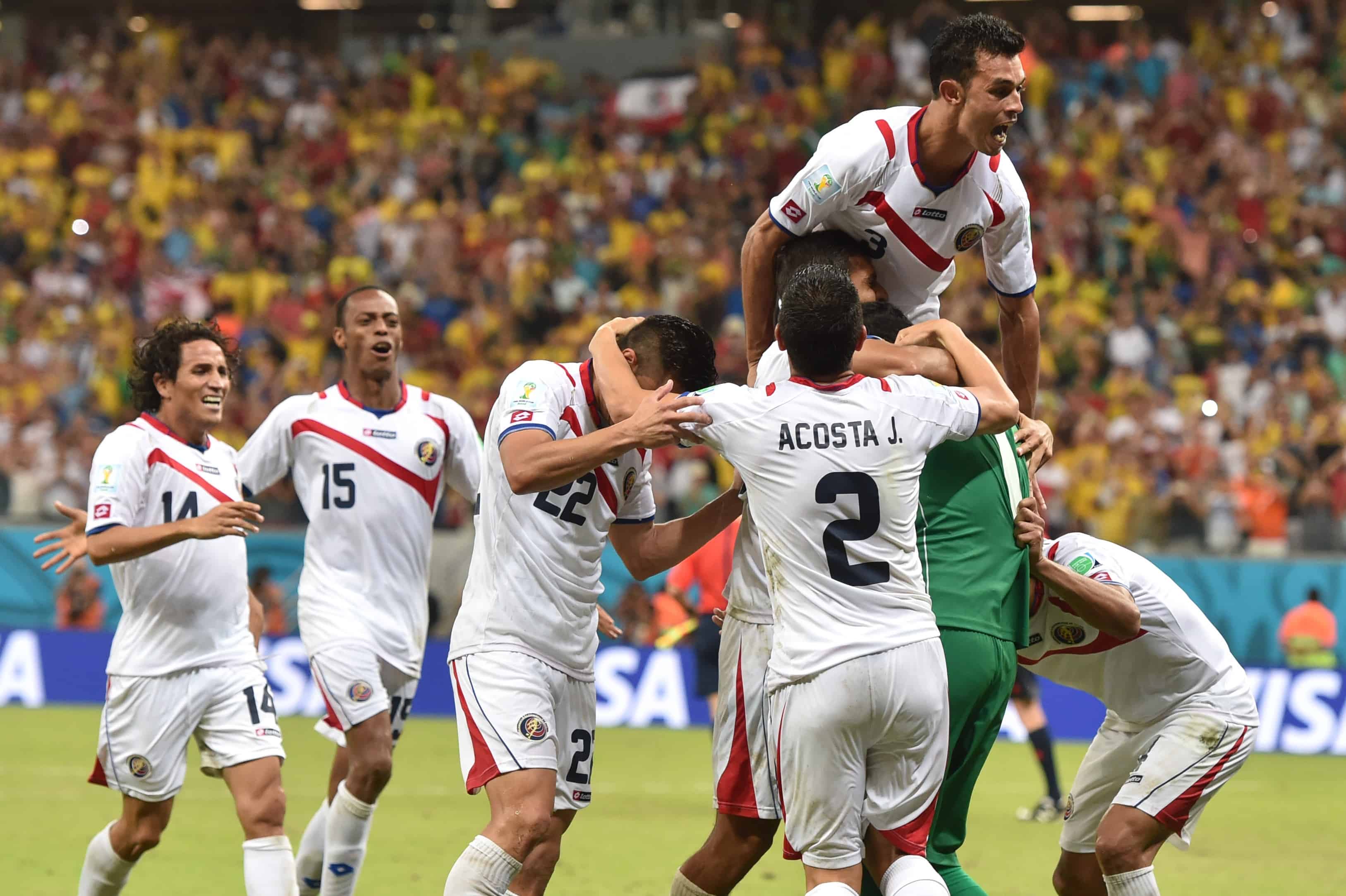16) A surpreendente Costa Rica foi a líder do grupo D (2V e 1 E), à frente do Uruguai, na Copa de 2014. Nas oitavas, empatou com a Grécia por 1 a 1 e passou nos pênaltis. Já nas quartas, também empatou com a Holanda por 0 a 0, mas acabou eliminada ao perder nas penalidades.