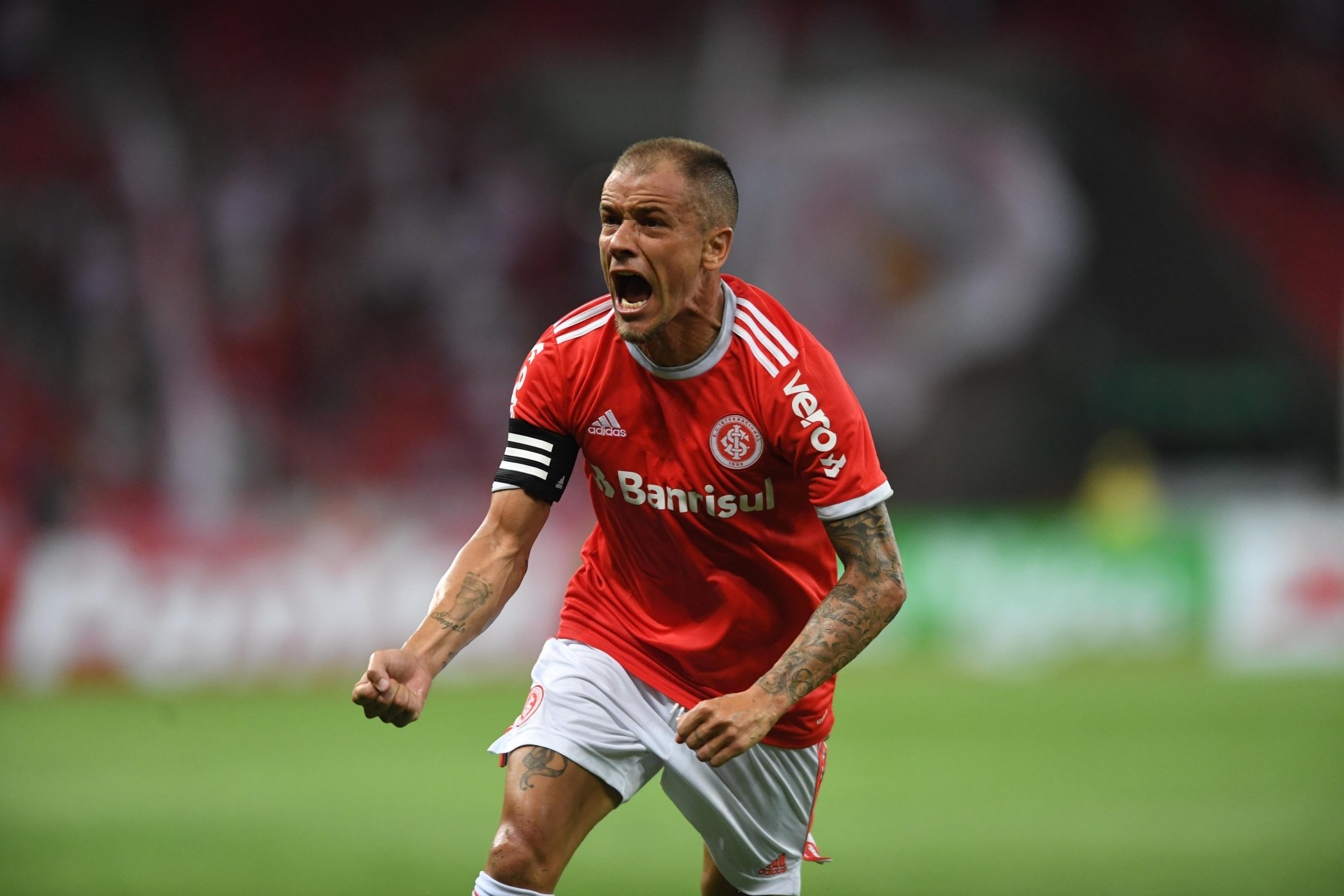 FECHADO - O torcedor do Internacional terá, pela terceira vez, a oportunidade de ver um dos maiores ídolos da história do clube, D'Alessandro, vestindo a camisa do Colorado. O anúncio do retorno do jogador de 40 anos de idade era apontado como certo desde o fim do ano passado a partir do momento que houve a confirmação de que o acordo junto ao Nacional-URU, seu último clube, não seria renovado. Ele ficará quatro meses no Colorado.