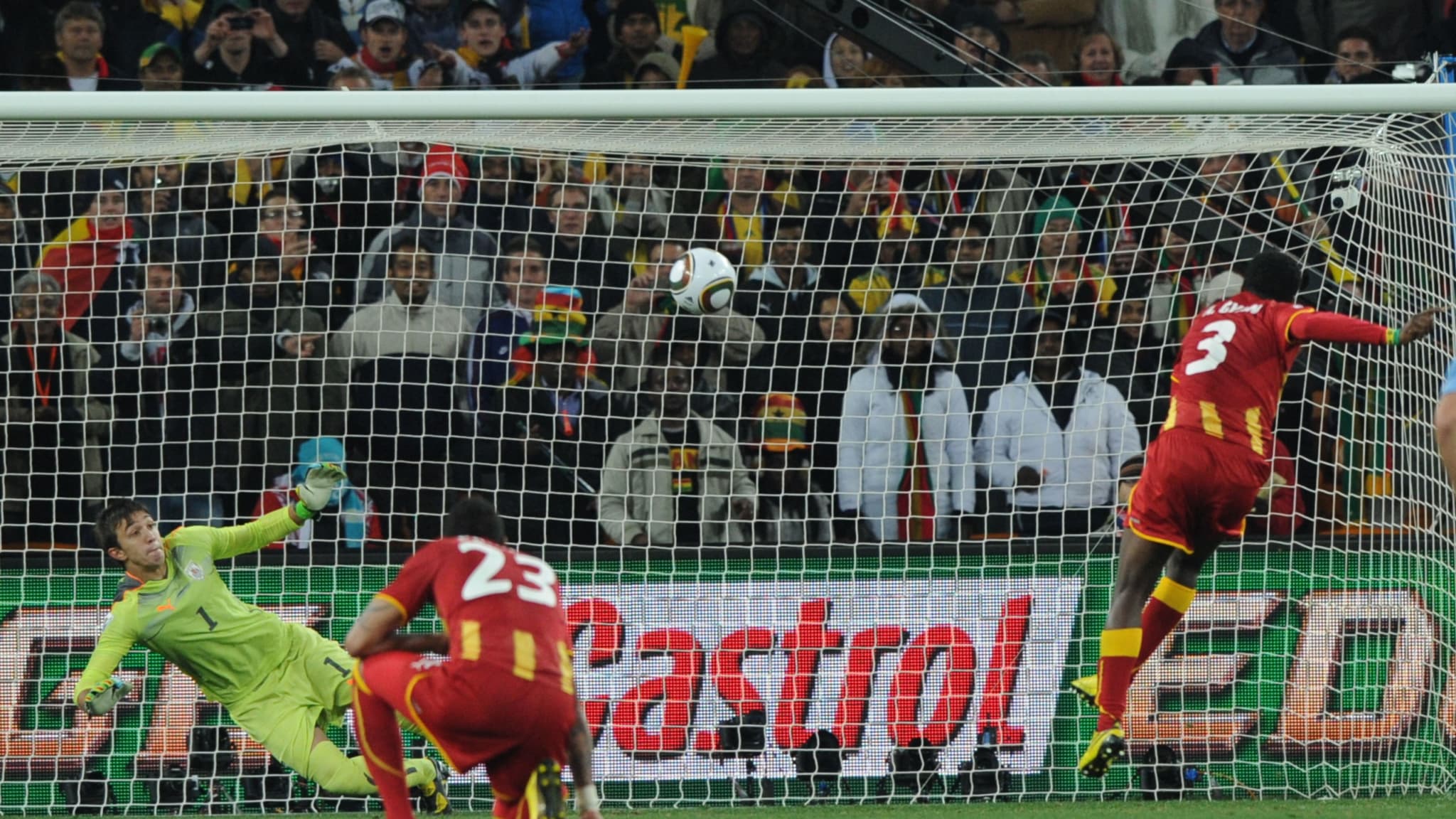 Em 2010, a Gana chegou até as quartas de final, mas foi derrotada pelo Uruguai nos pênaltis. O confronto ficou marcado pelo gol que Luis Suárez impediu com as mãos e a seleção ganesa perdeu o pênalti. 