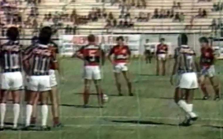 Outro Fla-Flu marcante para os rubro-negros aconteceu em 1989, quando Zico fez seu último jogo oficial como atleta do Flamengo no dia 2 de dezembro. Para melhorar, o clube aplicou uma goleada de 5 a 0 sobre o Fluminense, em Juiz de Fora, em partida válida pelo Brasileiro. O ídolo rubro-negro marcou um belo gol de falta. 