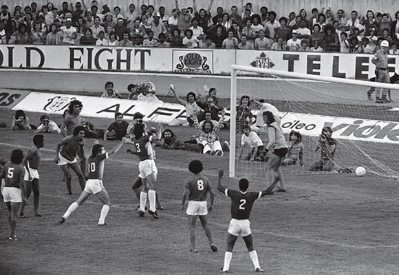 Em 1975, o Colorado conquistou seu primeiro título de campeão brasileiro com gol histórico de Figueroa contra o Cruzeiro.