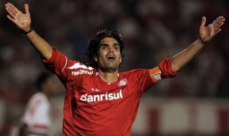 Fernandão defendeu a camisa de vários clubes no futebol brasileiro, mas fez história e se tornou ídolo no Internacional. No dia 7 de junho de 2014, ele sofreu um acidente de helicóptero, em Goiás, e não resistiu aos ferimentos.