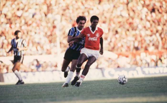 No entanto, essa rivalidade não é de hoje. No final da década de 1980, a Coca-Cola patrocinava tanto o Grêmio quanto o Inter.