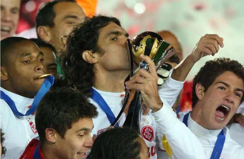 2º lugar - Internacional: 18 títulos nesse século / Campeonato Gaúcho 2002, 2003, 2004, 2005, 2008, 2009, 2011, 2012, 2013, 2014, 2015 e 2016; Copa Sul-Americana 2008; Copa Libertadores 2006 e 2010; Recopa Sul-Americana 2007 e 2011; Mundial de Clubes 2006 (foto)