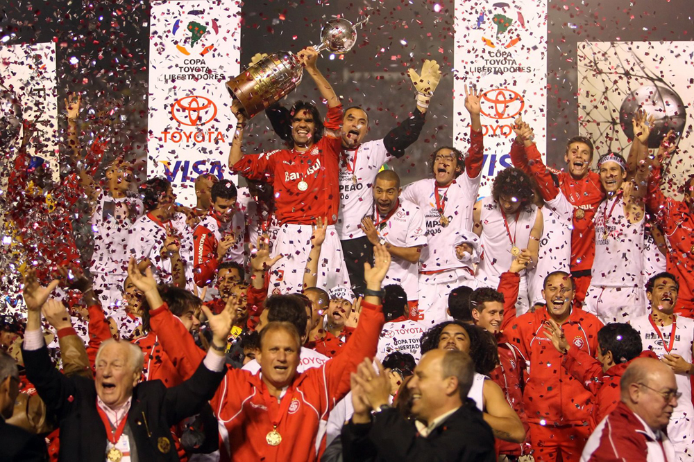 Jogo de volta final Libertadores 2006 - Na partida decisiva, o Internacional esteve duas vezes na frente, com gols de Fernandão e Tinga, mas o São Paulo correu atrás e conseguiu empatar, com Fabão e Lenílson. Na etapa final, Tinga foi expulso depois do segundo gol. Com 10 jogadores, os gaúchos seguraram a pressão e conquistaram a América.