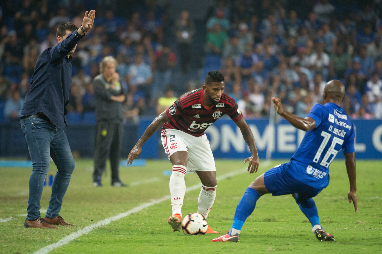 ESQUENTOU - O futuro de Rodinei é um dos principais temas de debate dentro do Internacional. Com vinculo até maio, o Colorado precisa comprar o atleta do Flamengo, caso queira ficar com ele em definitivo.  Nesta quinta-feira, em conversa com a Rádio Guaíba, João Patrício Hermann explicou a situação do lateral-direito. "Estamos monitorando esse atleta há bastante tempo, nesse momento ele é nosso atleta até o final de maio, está registrado para jogar a Libertadores e vai nos ajudar".