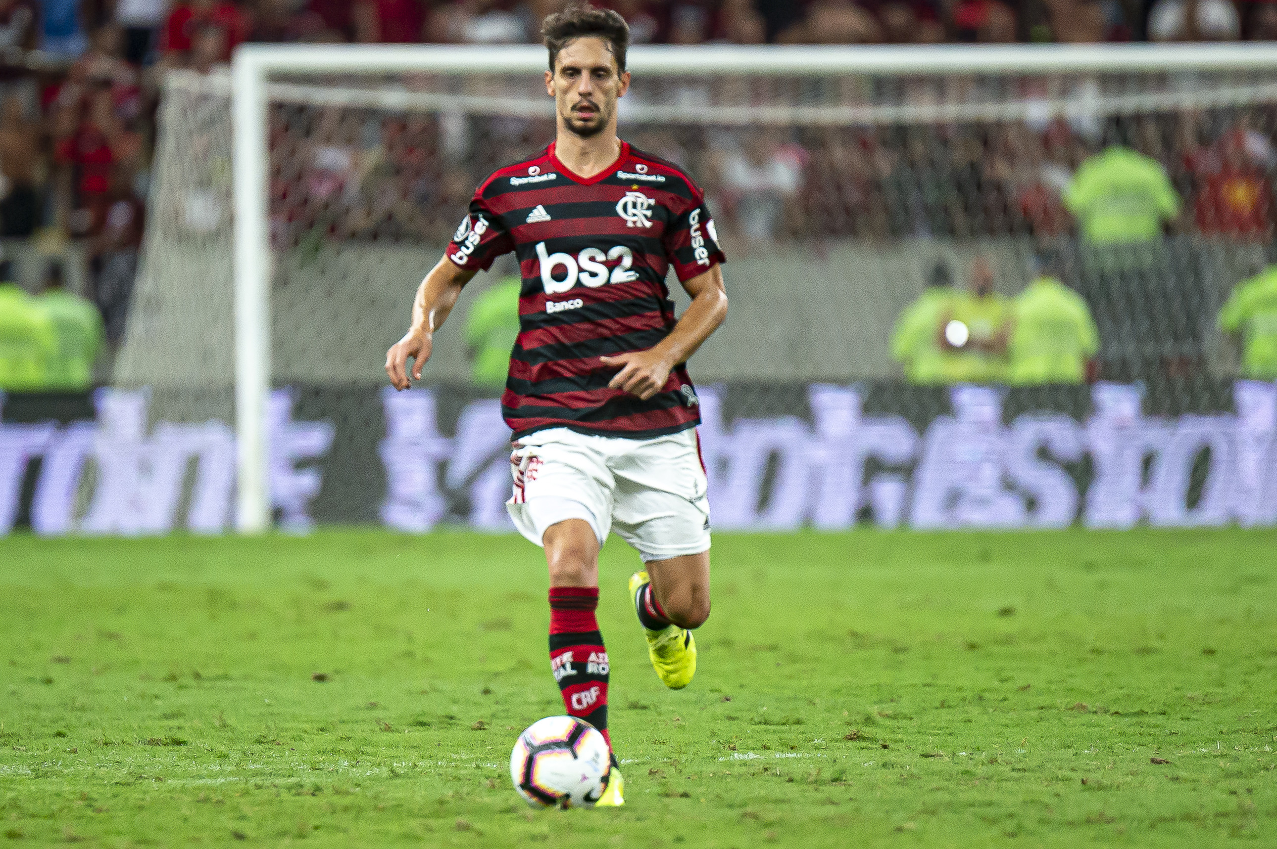 RODRIGO CAIO (FLAMENGO) - Peça fundamental nas conquistas da Libertadores e do Brasileiro do ano passado pela equipe carioca, o zagueiro Rodrigo Caio é um dos jogadores mais sólidos e constantes da atual temporada e conta com experiências na Seleção para brigar por uma vaga.