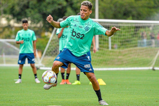 FECHADO - O Flamengo oficializou o empréstimo do atacante Thiago Fernandes ao Náutico - clube do qual o comprou no início desta temporada - até o fim de 2020, por conta da pandemia do novo coronavírus. O vínculo com o Fla foi prorrogado por mais um ano.