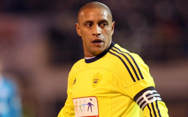 Roberto Carlos: Em 2012, anunciou aposentadoria enquanto jogava pelo Anzhi, da Rússia, assumindo a diretoria do clube. Entretanto, em 2015, o lateral-esquerdo voltou a jogar pelo Delhi Dynamos na Superliga Indiana, fazendo também a função de treinador da equipe.