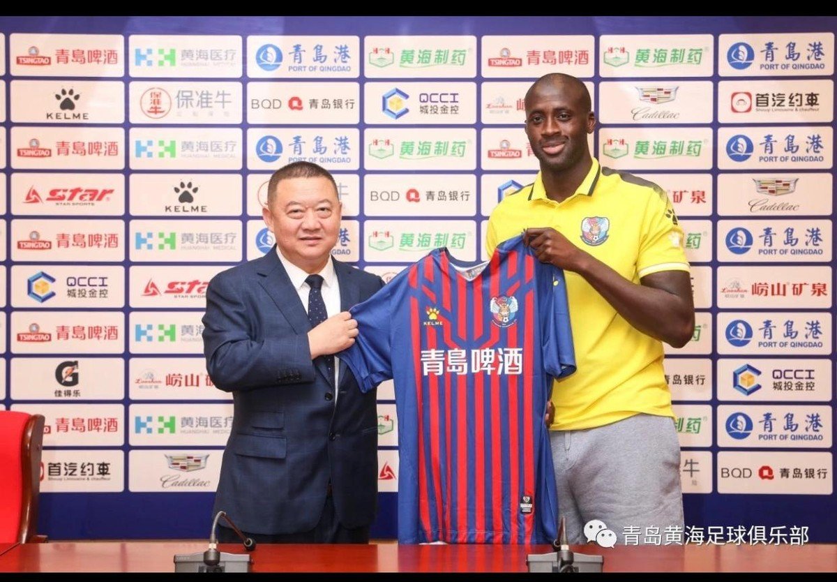 Aos 36 anos de idade, e há sete meses sem atuar, Yaya Touré acertou contrato com o Qingdao Huanghai, então líder da 2ª divisão da China. 
