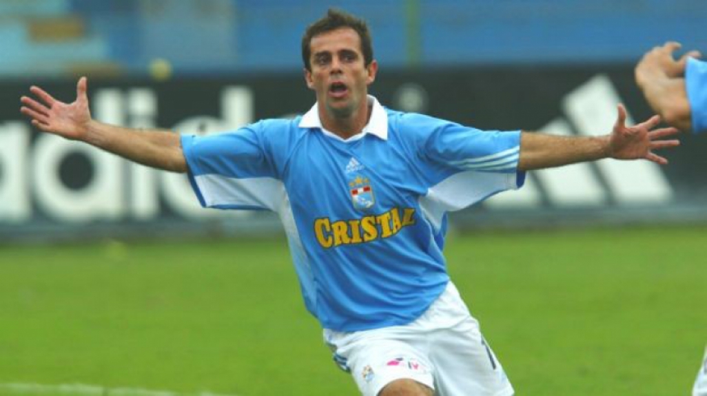 Brasileiro naturalizado peruano, Julinho passou por Vitória e Flamengo no meio da década de 80 antes de ir para o Peru, onde virou ídolo no Sporting Cristal. Ele marcou 16 gols em 60 jogos.