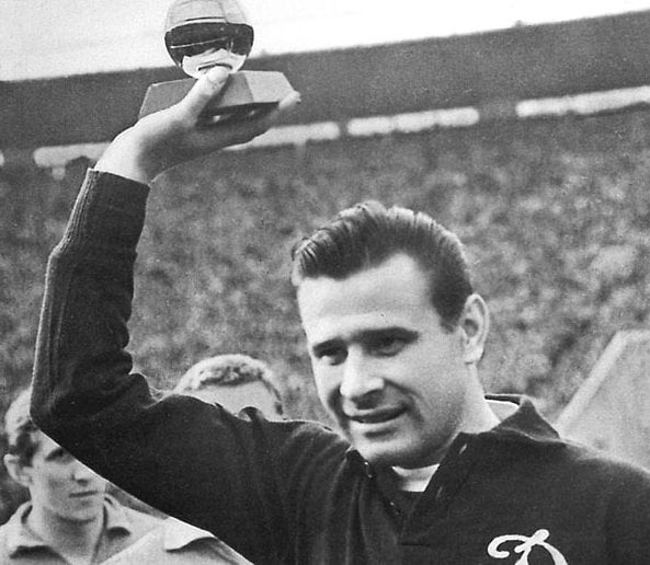 Lev Yashin - Um dos maiores goleiros da história do futebol mundial, o Aranha Negra jamais conquistou uma Copa do Mundo. Único goleiro até hoje a ganhar a Bola de Ouro da France Football, prêmio para o melhor jogador da Europa, em 1963. 