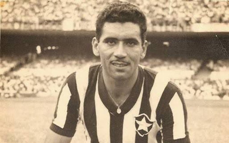 Nilton Santos - Eleito o melhor lateral-esquerdo de todos os tempos pela Fifa em 2000, o brasileiro e ídolo do Botafogo, no qual recebeu a homenagem de batizar o nome do estádio no Engenho de Dentro, no Rio, Nilton Santos faleceu em 2013.