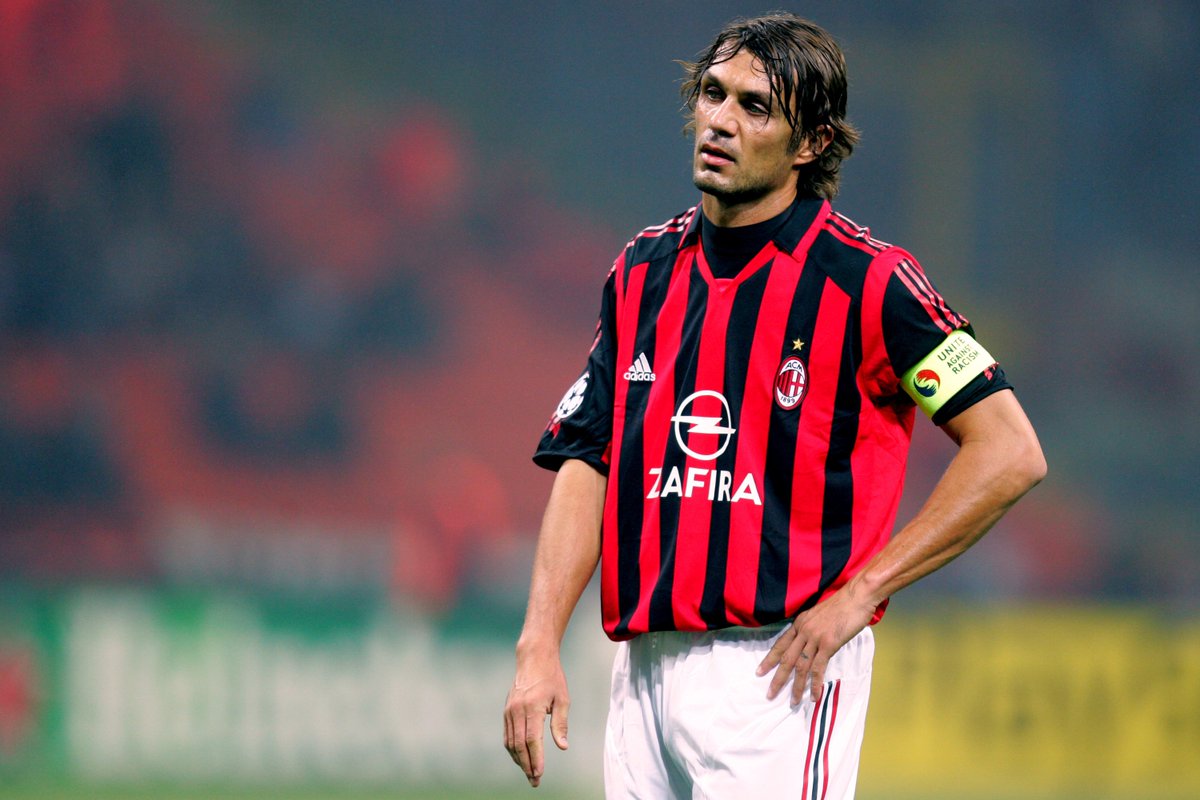 Paolo Maldini - Seguiu os passos do pai Cesare Maldini, e se tornou uma lenda do Milan com nada menos que 902 partidas e 26 títulos com a camisa do clube Rossonero.