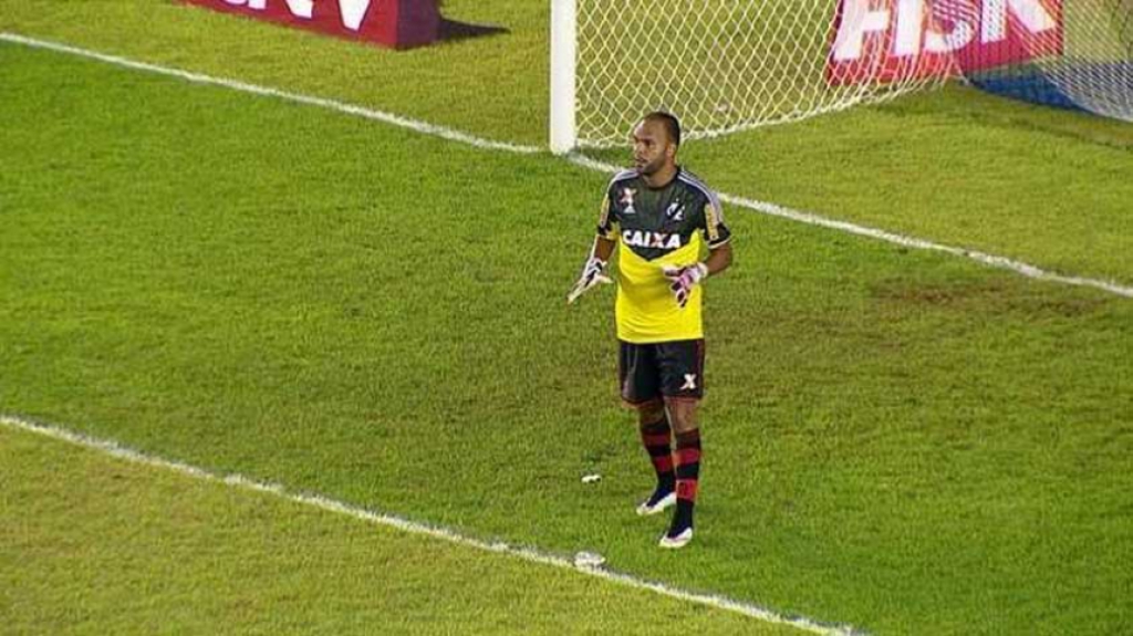 Após o goleiro Paulo Victor sair por lesão, ALECSANDRO se arriscou a colocar as luvas e ocupar a meta do Flamengo na reta final da partida contra o Macaé. O atacante não comprometeu no empate em 1 a 1.