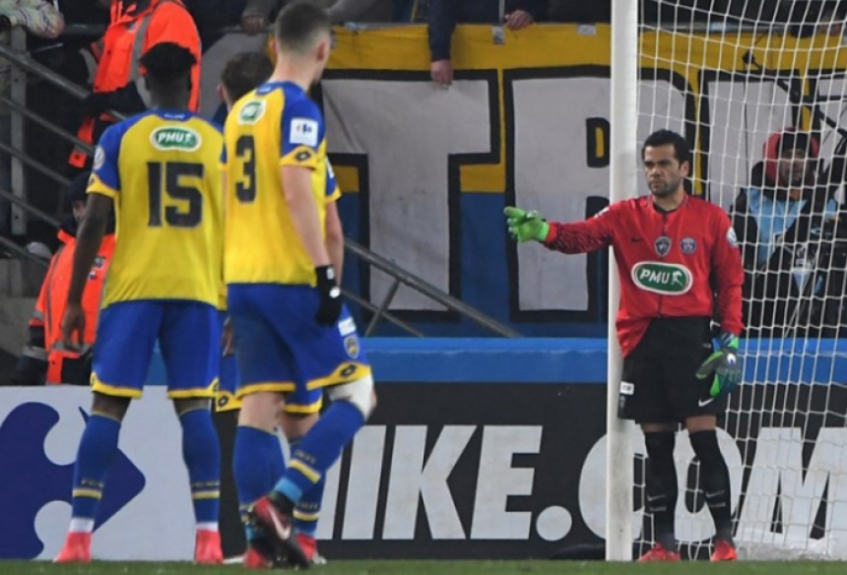 Daniel Alves assumiu o gol do PSG depois que o alemão Kevin Trapp foi expulso, na partida contra o Sochaux, pelas oitavas de final da Copa da França de 2018. Apesar de não ter precisado fazer nenhuma defesa, o PSG saiu com a vitória de 4 a 1 e se classificou para as quartas de final da competição.