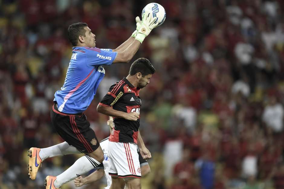 No Brasileirão de 2015, foi a vez de DIEGO SOUZA entrar em cena e se arriscar na posição. O meia-atacante ocupou o lugar deixado por Magrão, que saiu machucado durante o empate com o Flamengo. Ele não evitou que o Rubro-Negro alcançasse o empate em 2 a 2, no Maracanã.