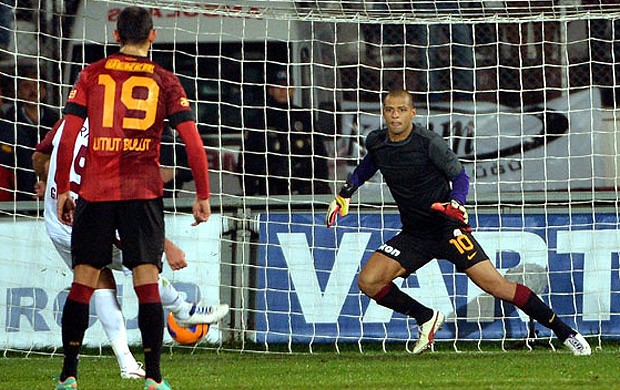 FELIPE MELO neutralizou adversário... como goleiro! O volante saltou para pegar um pênalti cobrado por Gorksu e Elazigspor, por 1 a 0, pelo Campeonato Turco de 2012/2013.