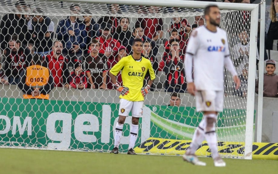 O goleiro Magrão saiu lesionado do duelo entre Sport e Athletico-PR, pelo Brasileirão de 2018. O meia Gabriel assumiu as redes do time pernambucano, que foi goleado por 4 a 0.