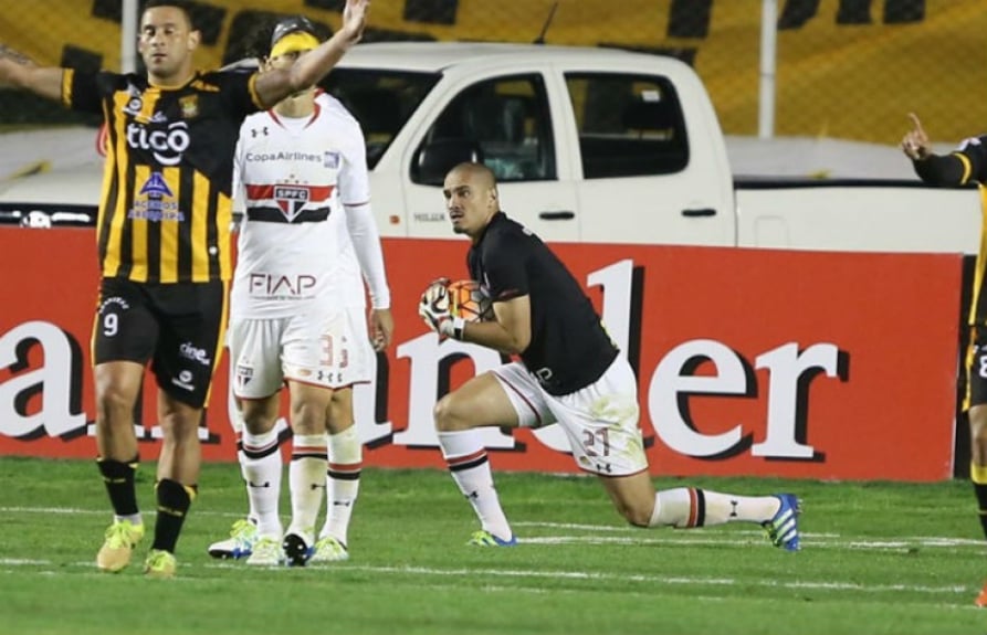 O São Paulo segurava o empate com o The Strongest quando Dênis foi expulso por fazer cera. MAICON assumiu o posto nos últimos minutos e não decepcionou: foi bem em duas saídas de gol, consolidando o empate em 1 a 1, pela Copa Libertadores.