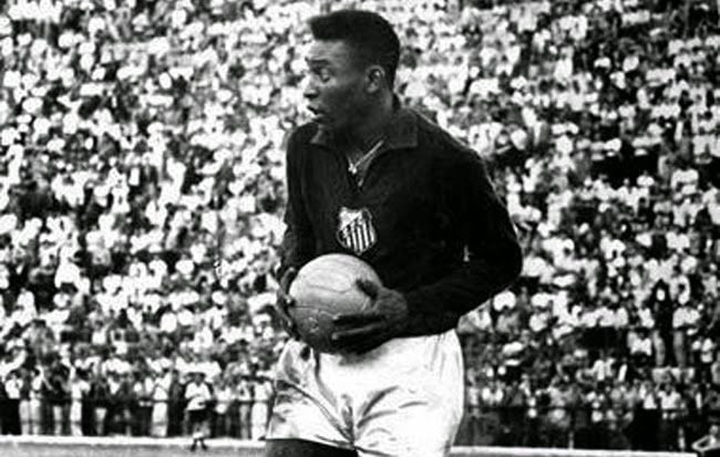 PELÉ teve seu dia de goleiro durante uma partida entre Santos e Grêmio, pela Taça Brasil de 1964. Ao suprir a ausência de Gylmar dos Santos Neves, que foi expulso, o "Rei" se destacou, fazendo ao menos três defesas. 