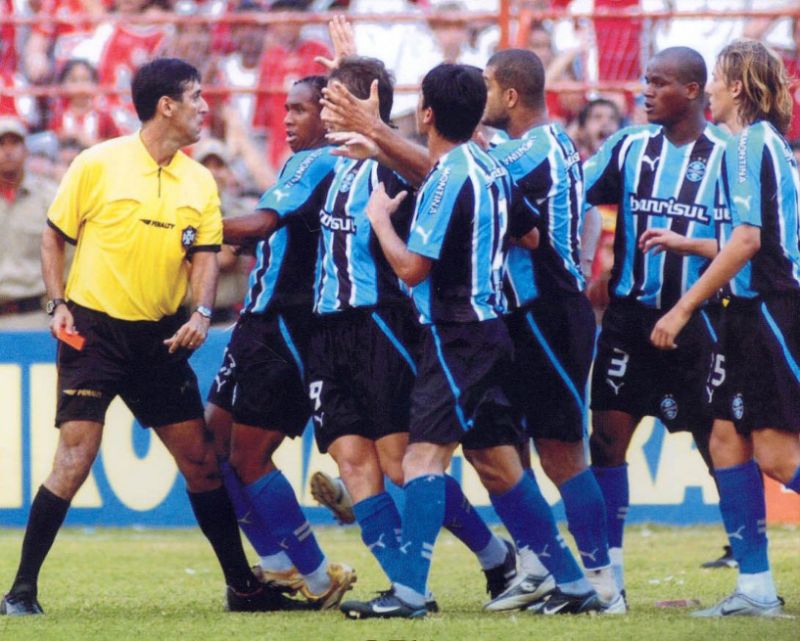 Náutico e Grêmio: a “Batalha dos Aflitos” 2005  - Um dos jogos mais insanos do futebol brasileiro aconteceu em 26 de novembro de 2005. Na partida aconteceu de tudo: 4 jogadores do Grêmio expulsos e 1 do Náutico, além do Timbu perder a chance de subir para a Série A do Brasileiro depois de errar 2 pênaltis jogando em casa e Anderson marcar o gol salvador no segundo tempo. Com sete jogadores em campo, Grêmio venceu o Náutico por 1 a 0 e retornou à elite do futebol nacional.