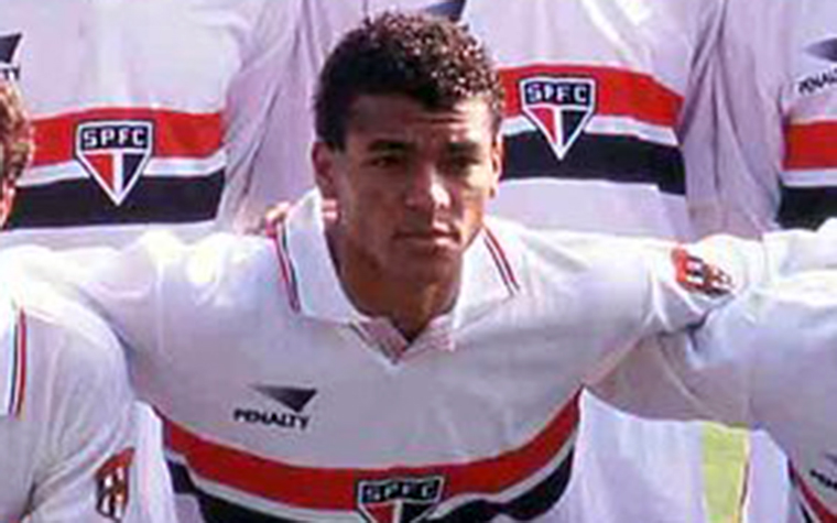 Cafu: apesar de não ter rendido uma boa campanha ao São Paulo, a edição de 1988 da Copinha revelou Cafu para o Brasil.