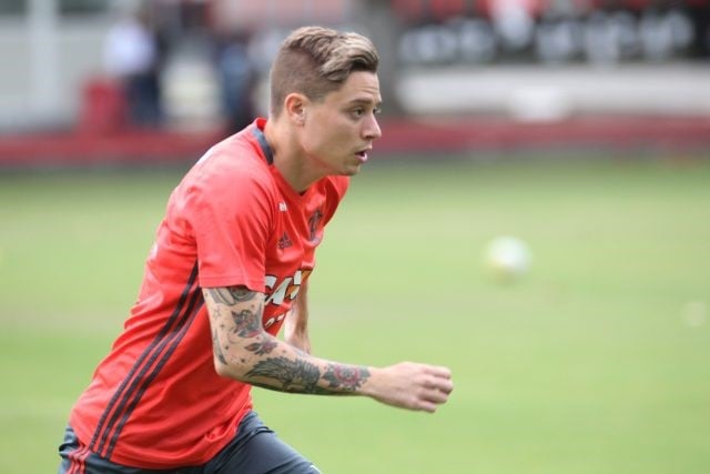 Adryan foi revelado pelo Flamengo, viveu uma boa fase no futebol brasileiro e foi vendido para o Cagliari, em 2014. Ele está sem clube desde o início desse ano, quando deixou o Avaí.